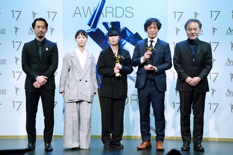 第17回アジア・フィルム・アワードで作品賞と音楽賞を受賞した「悪は存在しない」。左から撮影の北川喜雄、編集の山崎梓、企画・音楽の石橋英子、プロデューサーの高田聡。審査委員長の黒沢清（右端）がプレゼンターを務めた。