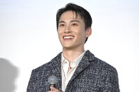 観客からのサプライズに驚く川西拓実。