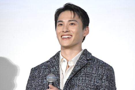 観客からのサプライズに驚く川西拓実。