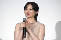 観客からのサプライズに喜ぶ桜田ひより。