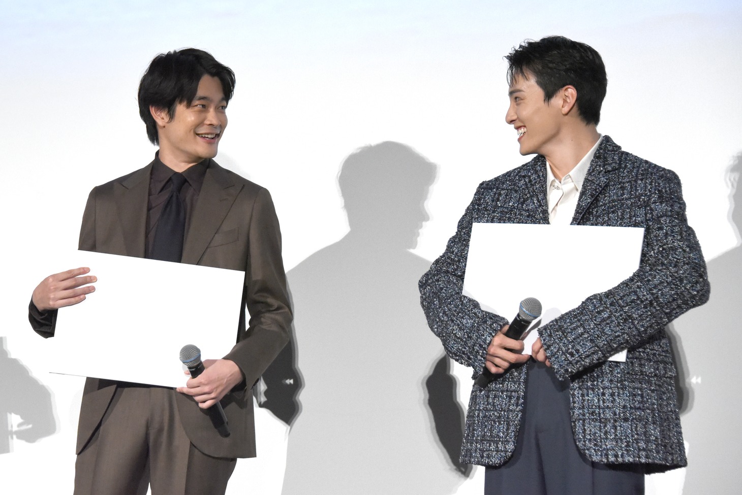 お互いの回答が気になる川西拓実（右）と井之脇海（左）。