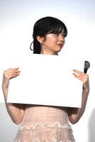 フリップを見せる前の桜田ひより。