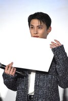 フリップを抱える川西拓実。