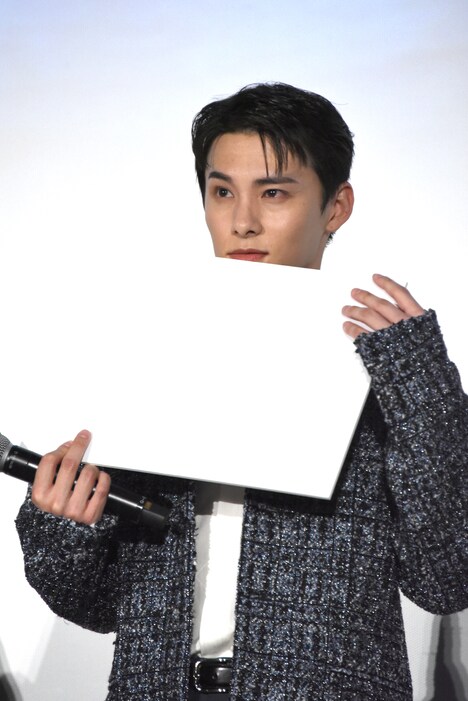 フリップを抱える川西拓実。