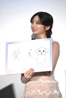 愛犬のイラスト入りフリップを見せる桜田ひより。川西拓実はフリップをのぞき込み、「犬が……立ってる……」とつぶやいた。