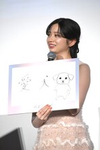 愛犬のイラスト入りフリップを見せる桜田ひより。川西拓実はフリップをのぞき込み、「犬が……立ってる……」とつぶやいた。