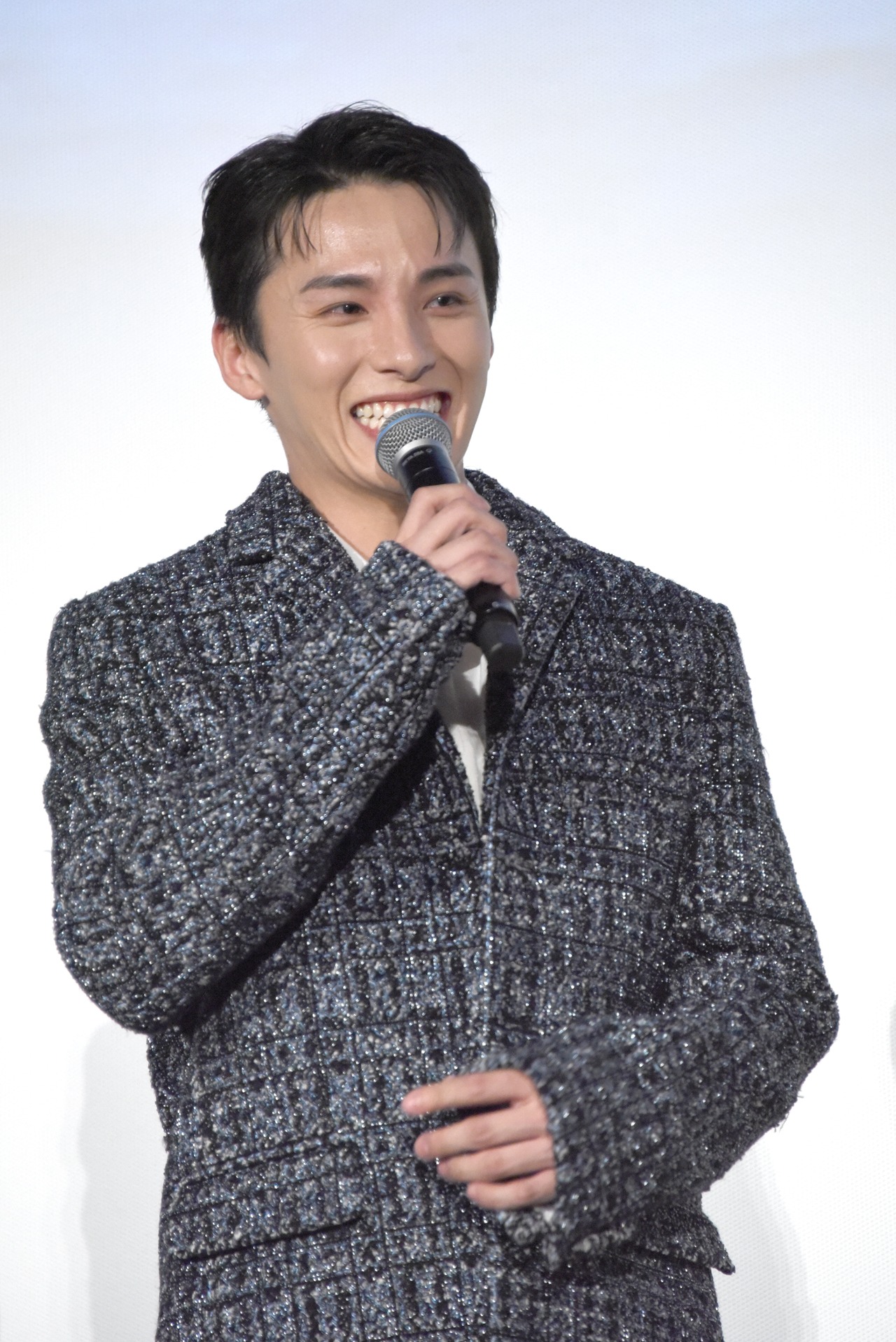 原作者・むつき潤からの手紙に感激する川西拓実。