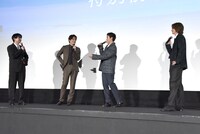 桜田ひよりのメイク直し中に、フリートークを楽しむ一同。