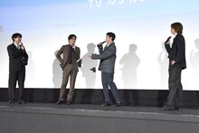 桜田ひよりのメイク直し中に、フリートークを楽しむ一同。