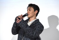 桜田ひよりがメイクを直している間、トークで間をつなぐ川西拓実。