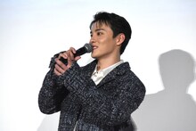 桜田ひよりがメイクを直している間、トークで間をつなぐ川西拓実。