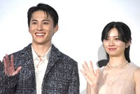 「バジーノイズ」特別前夜祭の様子。左から川西拓実、桜田ひより。