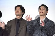 ムービーカメラに手を振る川西拓実(右)と井之脇海(左)。