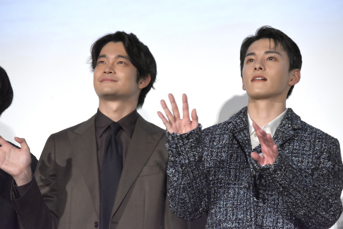 ムービーカメラに手を振る川西拓実（右）と井之脇海（左）。