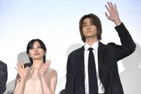 ムービーカメラに手を振る柳俊太郎（右）と桜田ひより（左）。