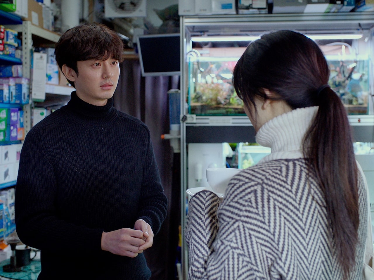 異常な執着心が止まらない、偶然の再会収めた「アンダー・ユア・ベッド」本編映像