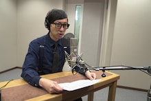 「ザ・ウォッチャーズ」特別予告のナレーションを担当するこがけん。