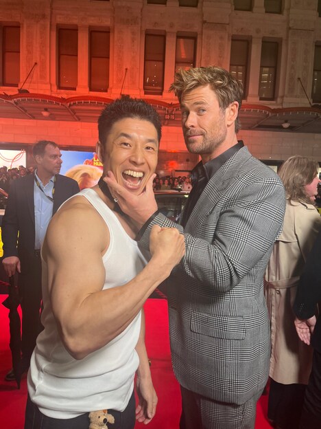 なかやまきんに君（左）のあごをつかむクリス・ヘムズワース（右）。