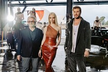 左からジョージ・ミラー、アニャ・テイラー＝ジョイ、クリス・ヘムズワース。