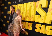 左からクリス・ヘムズワース、アニャ・テイラー＝ジョイ。