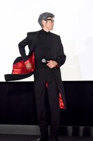 ロングジャケットの裾を翻してファンを沸かせる柴田恭兵。