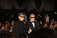 大歓声を浴びながらポーズを決める柴田恭兵（左）、舘ひろし（右）。