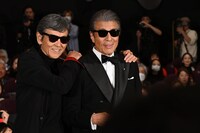 大歓声を浴びる柴田恭兵（左）、舘ひろし（右）。