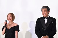 左から浅野温子、舘ひろし。