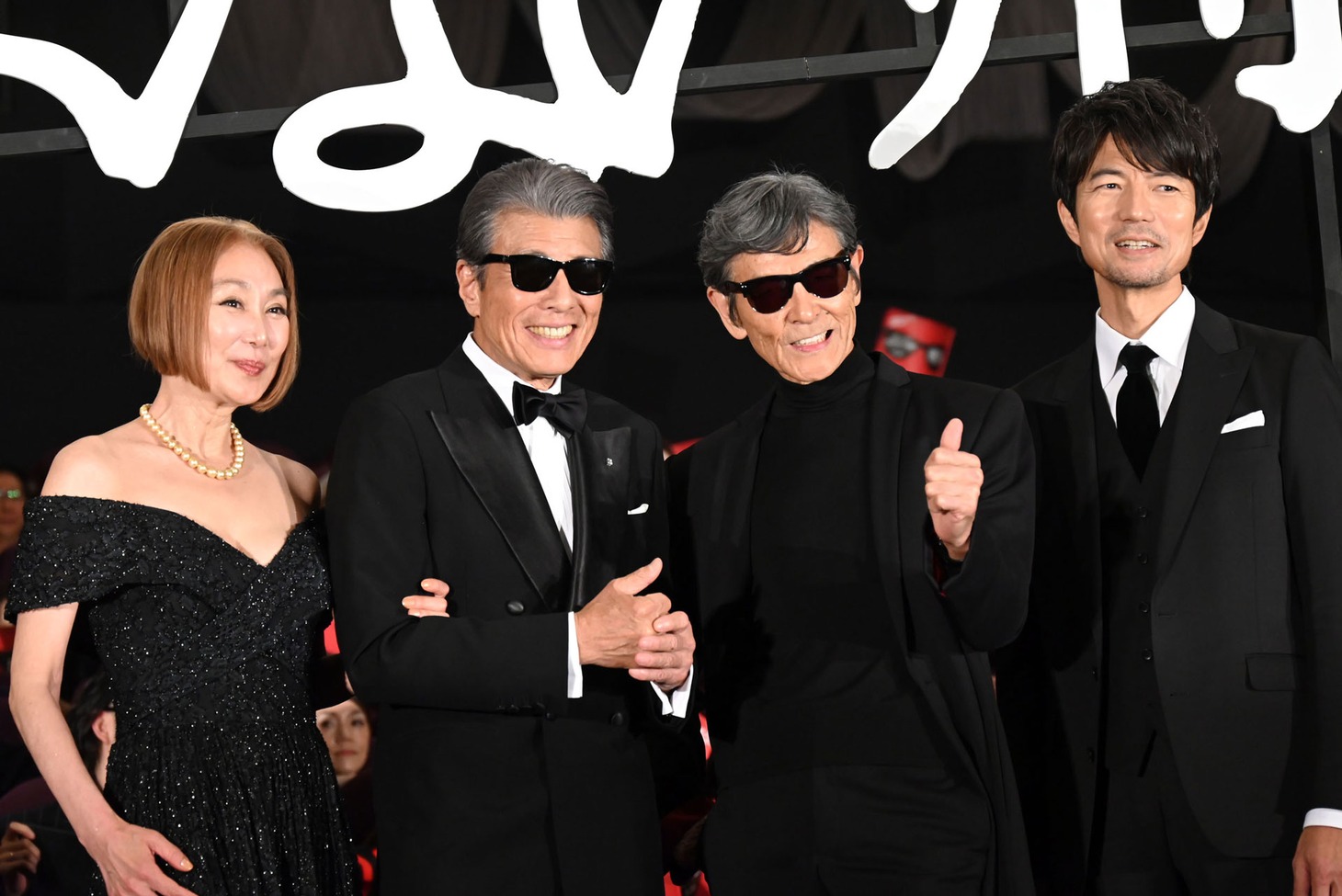 「帰ってきた あぶない刑事」完成披露舞台挨拶にて、左から浅野温子、舘ひろし、柴田恭兵、仲村トオル。