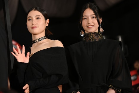 左から土屋太鳳、西野七瀬。