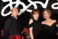 左から原廣利、吉瀬美智子、浅野温子。