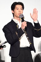 観客に手を振るシュー・グァンハン。