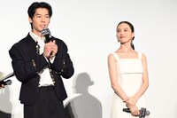 左からシュー・グァンハン、清原果耶。