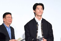 シュー・グァンハン（手前）と通訳のサミュエル周（奥）。