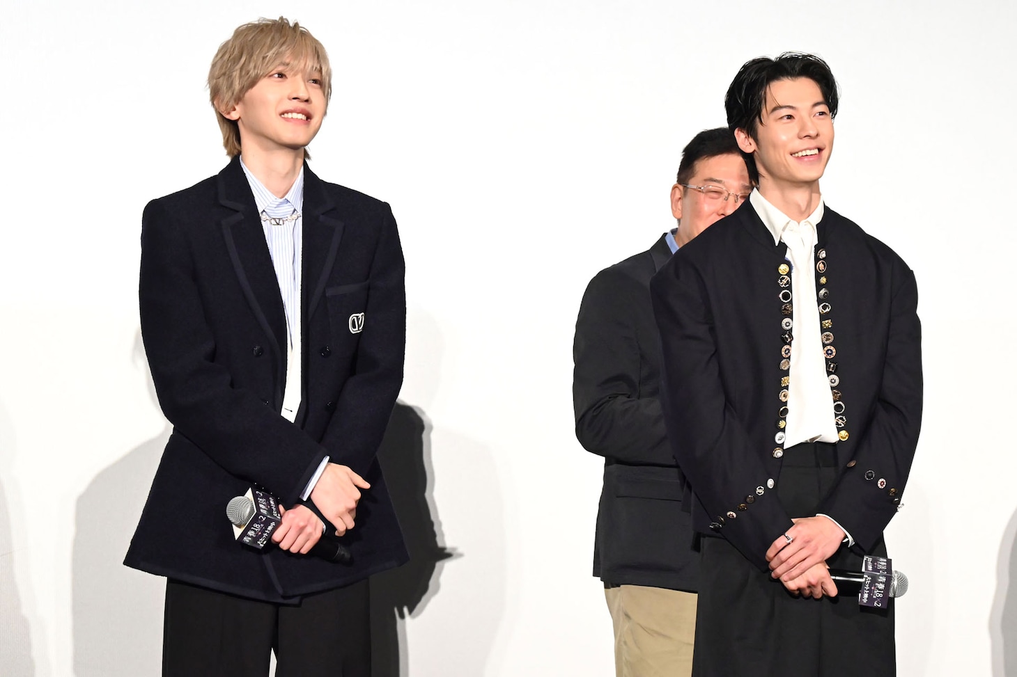 共演の思い出を語り合い、穏やかにほほえむシュー・グァンハン（右）と道枝駿佑（左）。