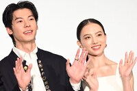 左からシュー・グァンハン、清原果耶。