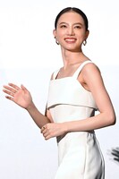 観客に手を振る清原果耶。