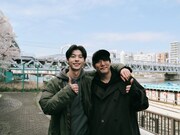 「青春18×2 君へと続く道」のメイキング写真。左からシュー・グァンハン、藤井道人。