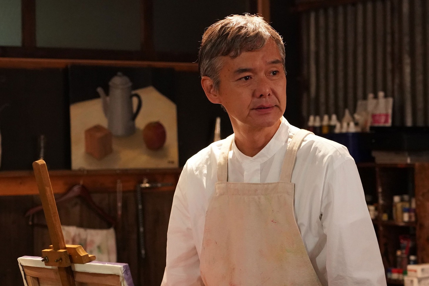 ドラマ「イップス」第5話より、渡部篤郎演じる法廷画家・板野恭二。