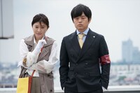 ドラマ「イップス」第5話より、左から篠原涼子演じる黒羽ミコ、バカリズム演じる森野徹。