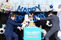 バースデイケーキを念じるような素振りを見せ観客を笑わせる内田雄馬（左）、島崎信長（中央）、浦和希（右）。