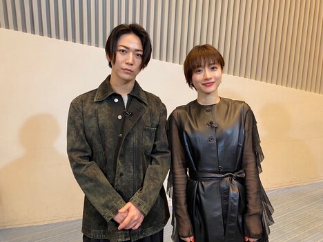 左から亀梨和也、石原さとみ。