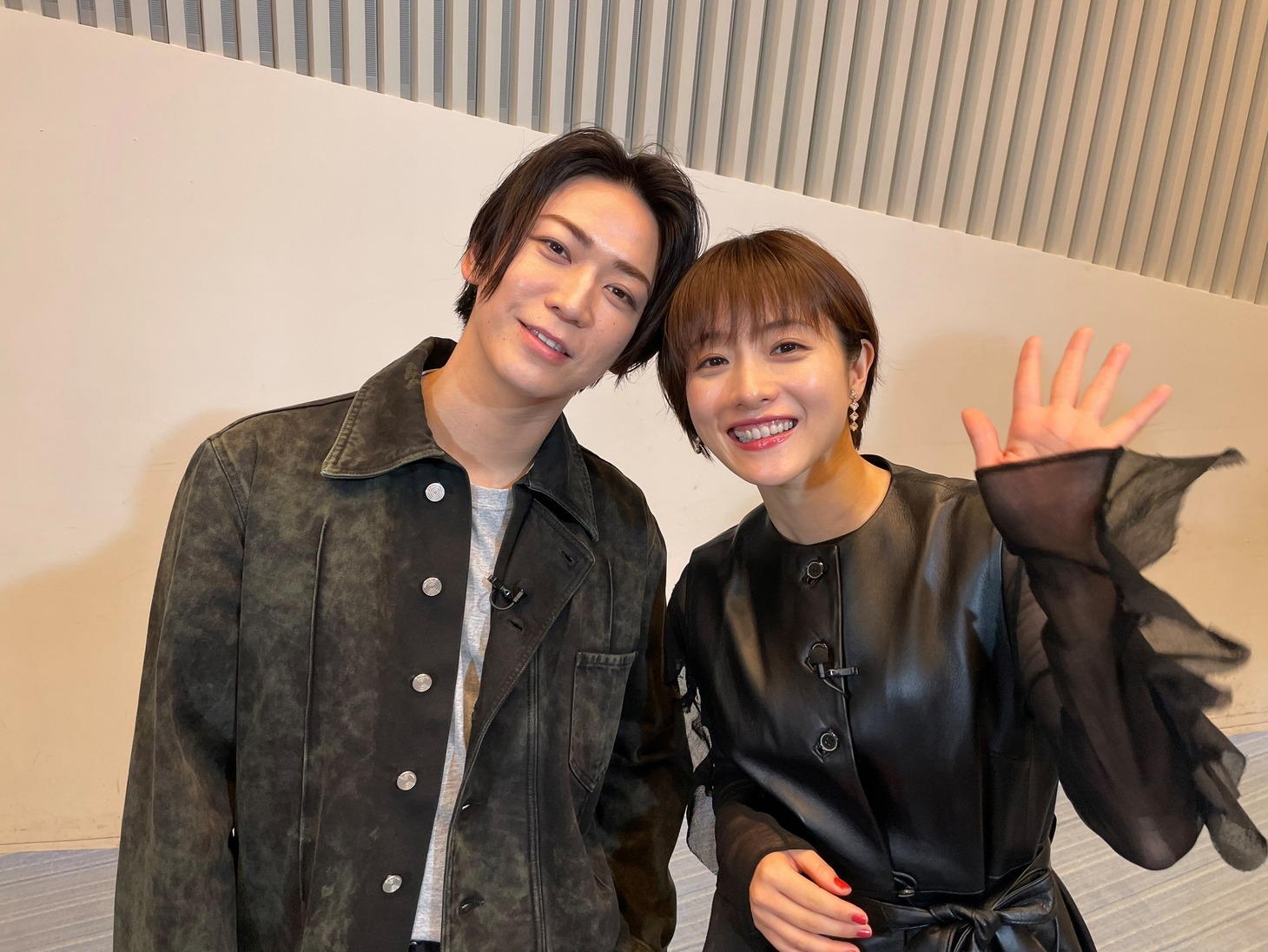 左から亀梨和也、石原さとみ。
