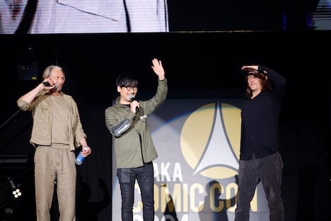 左からマッツ・ミケルセン、小島秀夫、ノーマン・リーダス。