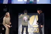 左からマッツ・ミケルセン、小島秀夫、ノーマン・リーダス。