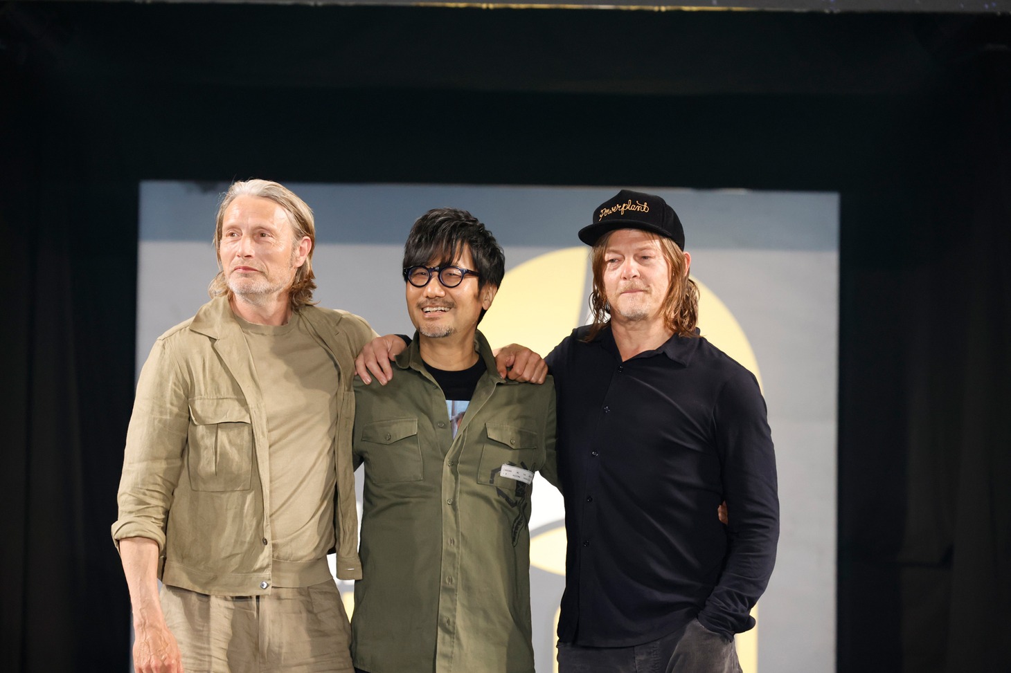 左からマッツ・ミケルセン、小島秀夫、ノーマン・リーダス。