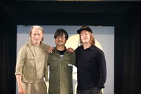 左からマッツ・ミケルセン、小島秀夫、ノーマン・リーダス。