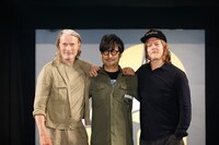 左からマッツ・ミケルセン、小島秀夫、ノーマン・リーダス。