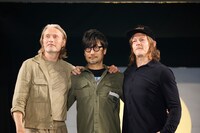 左からマッツ・ミケルセン、小島秀夫、ノーマン・リーダス。