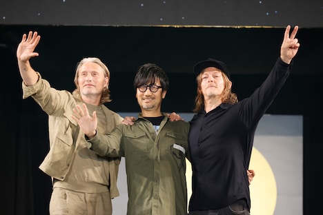 左からマッツ・ミケルセン、小島秀夫、ノーマン・リーダス。